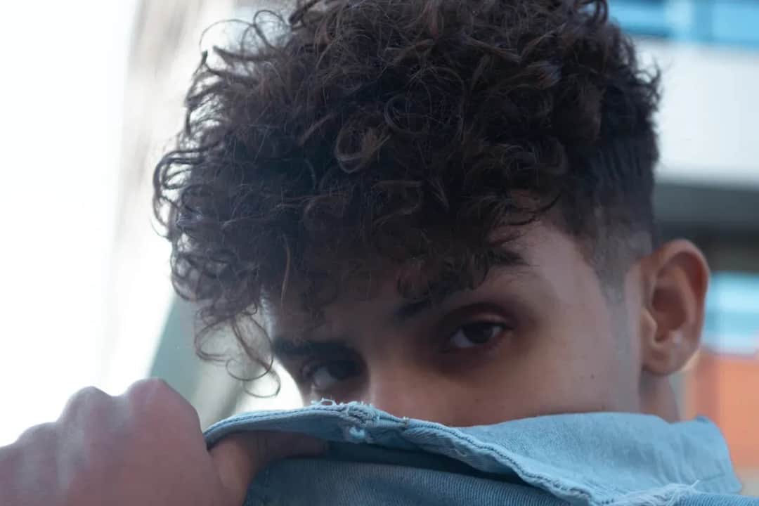 Jak zrobić kręcone włosy męskie w domu: 4 sprawdzone metody i porady