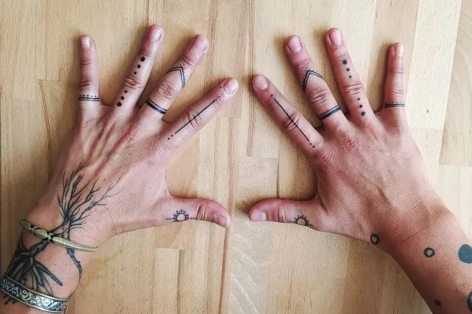 Znaczenie tatuaży na palcach męskich: symbolika i ukryte przesłanie Znaczenie tatuaży na palcach męskich: symbolika i ukryte przesłanie