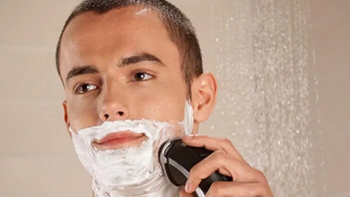 Golenie maszynką elektryczną na sucho czy mokro: poradnik i porównanie metod
