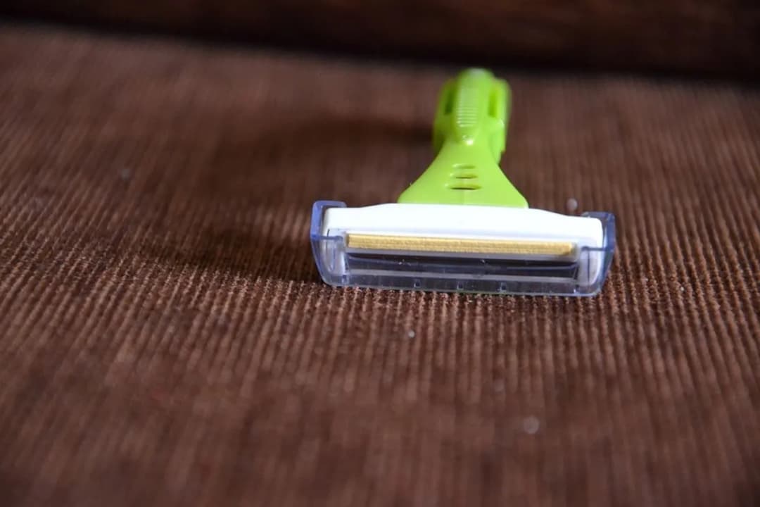 Najlepsze sposoby jak naostrzyć maszynkę do golenia i zaoszczędzić pieniądze
